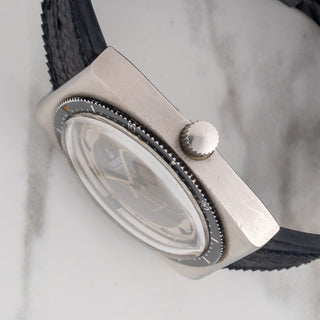 Side profile view showcasing the 40mm barrel-shaped case profile and winding crown of a Gruen Airflight