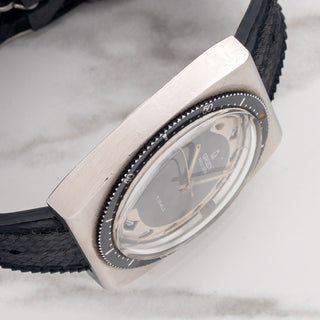 Side view displaying the thick barrel case contours and acrylic crystal on a Gruen Airflight 27524