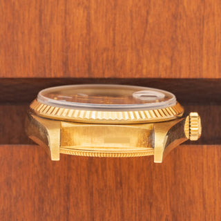 Horizontal case profile showing the crisp fluted bezel and clear 8.0M serial number engraving between the lugs