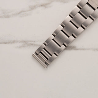Top view displaying the brushed stainless steel Oyster bracelet links on a Rolex Datejust 16200