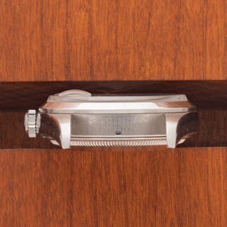 Horizontal case profile showing the crisp 16200 reference number engraving between the lugs