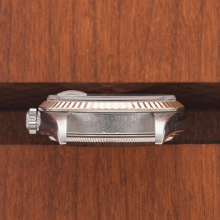 Horizontal case profile showing the winding crown and clear A serial number engraving between the lugs of a 1999 Rolex Datejust