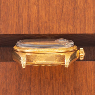 Horizontal case profile showing the Florentine texture and clear 1806 reference number engraving between the lugs