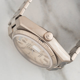 Angled profile view highlighting the distinct integrated lug construction and sharp bevels of an Oysterquartz