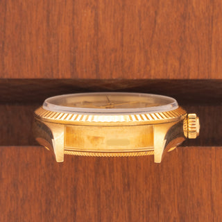 Horizontal case profile showing the sharp fluted bezel and clear 14238 reference engraving between the lugs