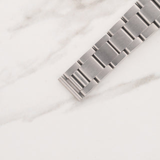Top view displaying the solid stainless steel 78400 Oyster bracelet links and 589 end links on a Tudor Big Block 79180