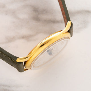 Side view displaying the well-preserved 18k yellow gold case architecture and lug profile on a 1940s Universal Genève 10750