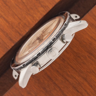 Side view of the winding crown, chronograph pushers, and case profile of a Universal Genève Compax 22703