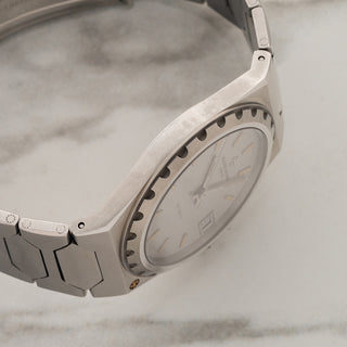 Side profile view displaying the slim case geometry and sharp factory finishing on a Vacheron Constantin 222.