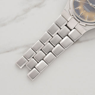 Angled detail view showing the satin finish and links of the Vacheron Constantin Overseas 37mm bracelet