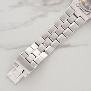 Top view of the stainless steel integrated bracelet links attached to a 1st series Vacheron Constantin Overseas 42040